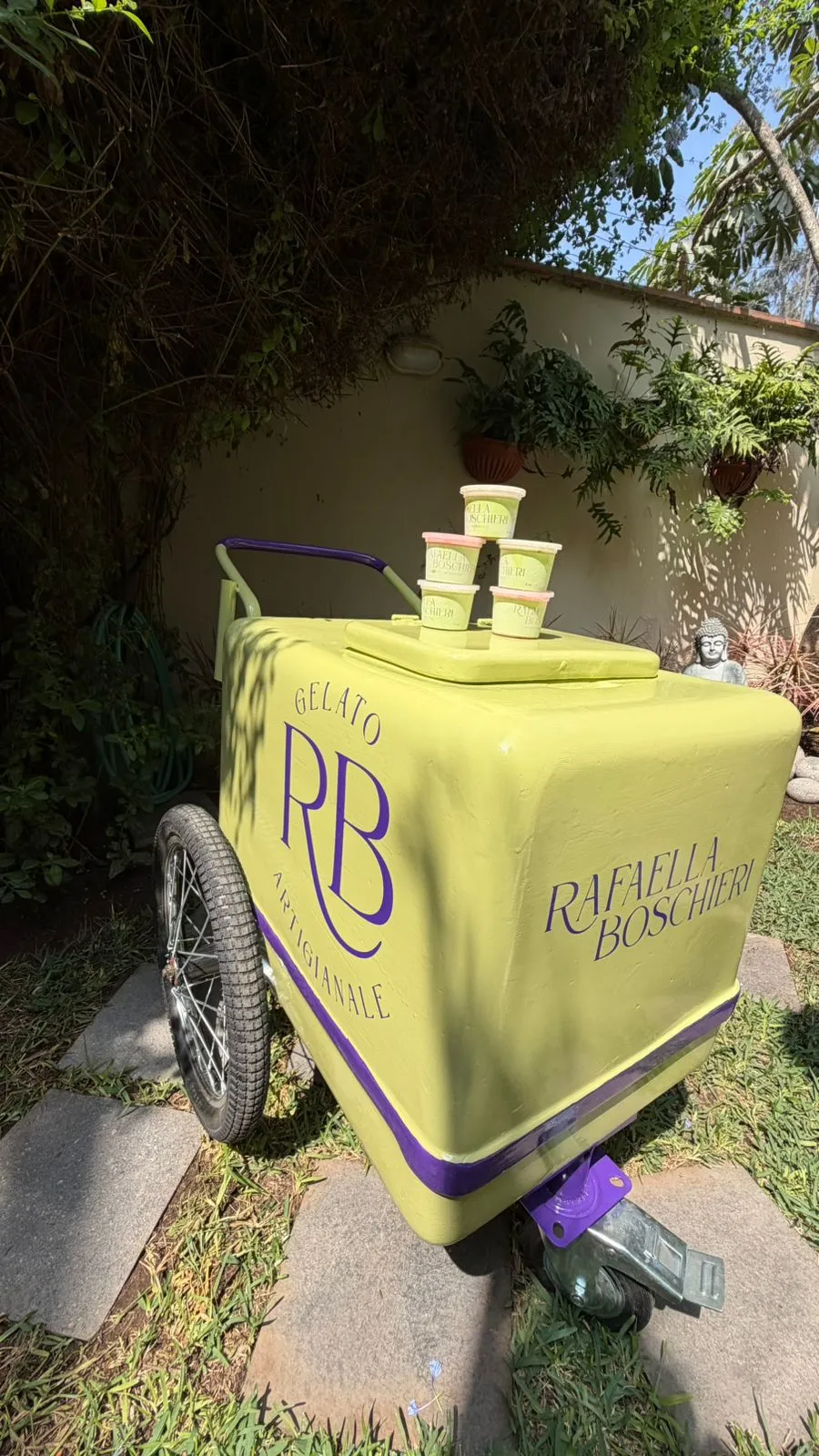 Carrito heladero de Rafaella Boschieri, pintado en pistacho con su logo, con potes de gelato sobre la tapa