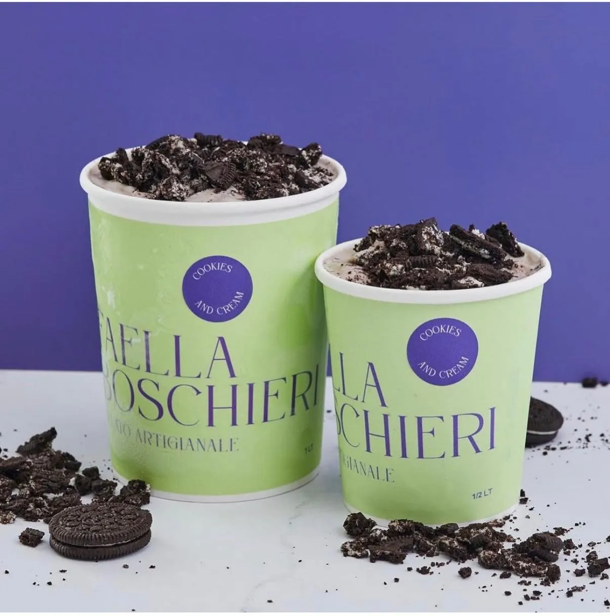 Potes de 1 litro y 500 ml de gelato cookies and cream sobre un fondo violeta
