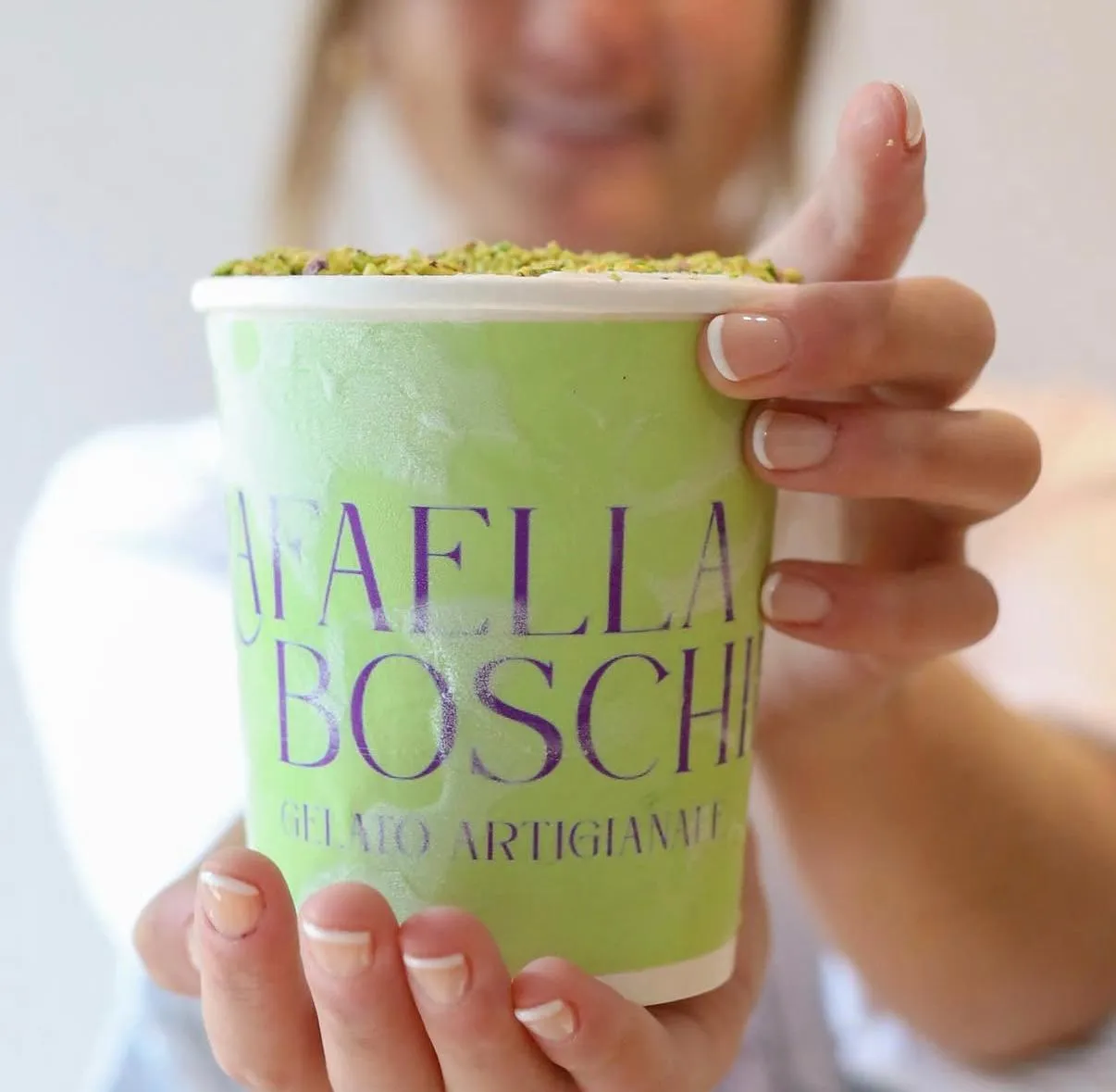 Rafaella sosteniendo un pote de gelato de pistacho